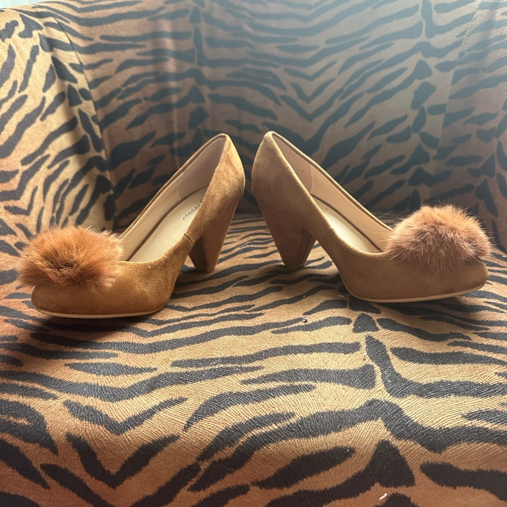 Tan/Brown chunky heel fuzzy Pom Pom shoes